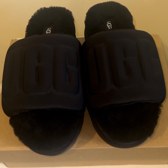UGG Women's Graphic Maxi Slide 
Black size 10 - Picture 4 of 5